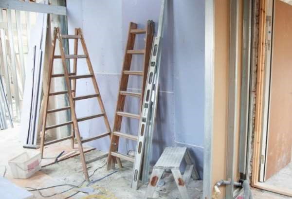 Espacio con obras y escaleras de carpintero para reforma